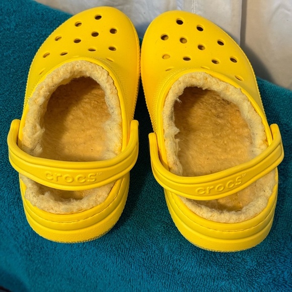 CROCS Yellow Clogs with Fuzzy Lining - Picture 3 of 9
